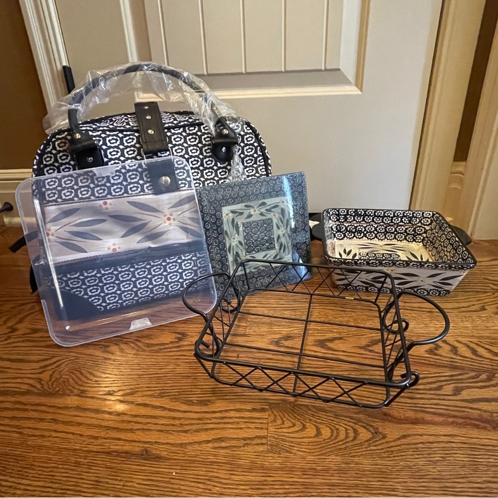 Temp-tations Old World Thermal Printed Satchel w/ 2 Qt Baker